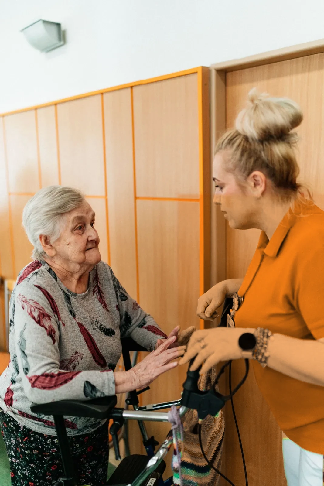 Freundliche Haushaltshilfe unterstützt eine Seniorin zu Hause in Hannover